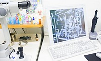 眼底カメラとは眼の奥（網膜）を撮影する検査機器です。 当院の眼底カメラは瞳孔がひらいていなくても眼底写真を撮ることができます。もちろん、瞳孔がひらいていても撮影できます。眼底写真はモニターですぐにその場で見ることができますので、現在の状態を写真でみながら病気について説明することができます。糖尿病網膜症や眼底出血などの病気には造影剤を静脈から流し眼底写真をとります。 （蛍光眼底撮影）その結果で病気を診断したり治療が必要かどうかを判断するのですが、蛍光眼底撮影の結果もすぐにその場でお見せし、説明することができます。