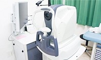 現在の眼底診断において欠かせない装置で当院でも最新型3D-OCT（ニデック社）を使用しています。今までの眼底カメラと違い、網膜の微細な構造を短時間にかつ痛みも無く、まるで光学顕微鏡で観察しているかの如く詳細に記録することが可能です。 今注目されている視細胞の内節・外節境界（IS/OS line）や外境界膜（ELM）もはっきり写し出され、より正しい診断・治療方針の決定が可能となりました。
