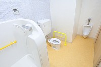 病児病後児保育室モンタミアの子ども用トイレとシャワー